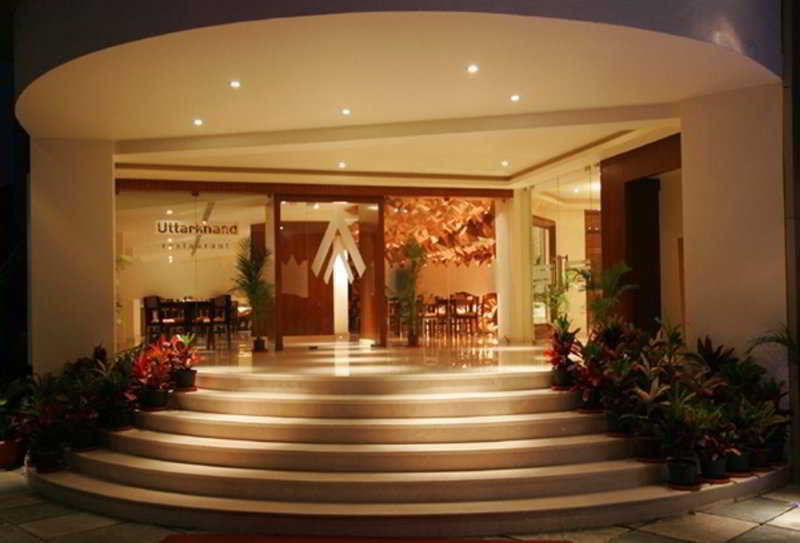 Hotel Trinity Isle Бангалор Экстерьер фото